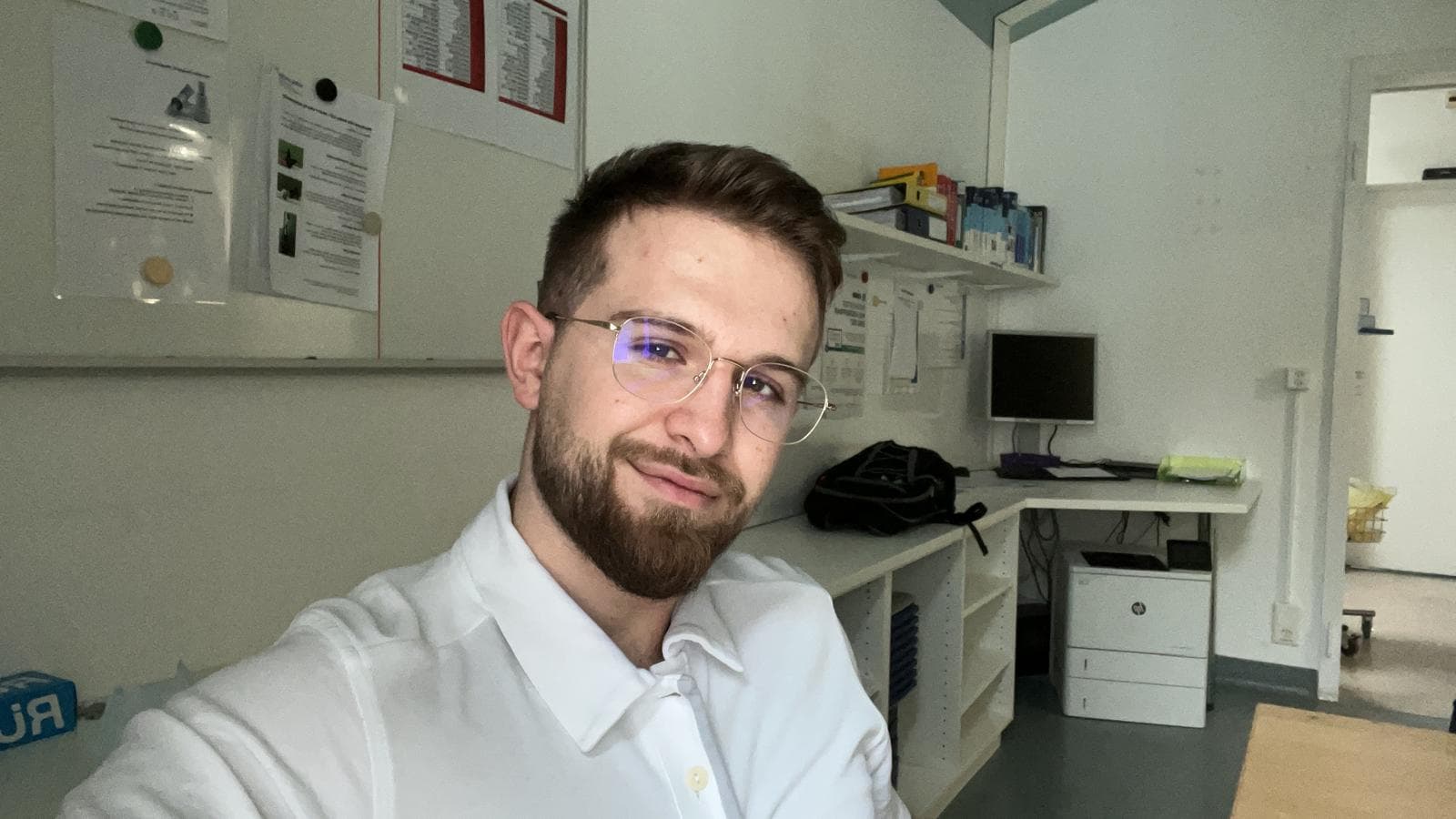 Amir in einem Arbeitsraum aus dem Pflegealltag